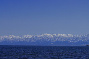 (富山県)冬の雨晴海岸から望む立山連峰