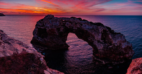 Es Pontàs, arco natural de piedra en la costa de Santanyi (Mallorca, España)