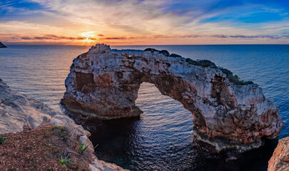 Es Pontàs, arco natural de piedra en la costa de Santanyi (Mallorca, España)