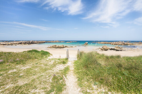 plage en &eacute;t&eacute; en Bretagne dans le nord du finistere sous un beau soleil &agrave; Kerlouan brignogan plages