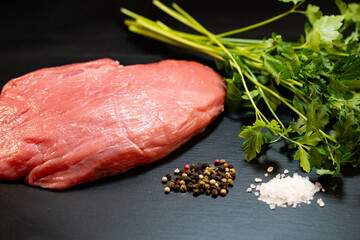 Frische Gartenkräuter, Gewürze und rohes Schnitzelfleisch