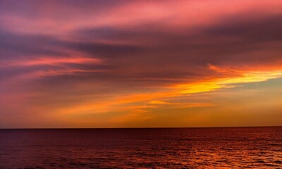 Fototapeta na wymiar sunset over the sea wallpaper 