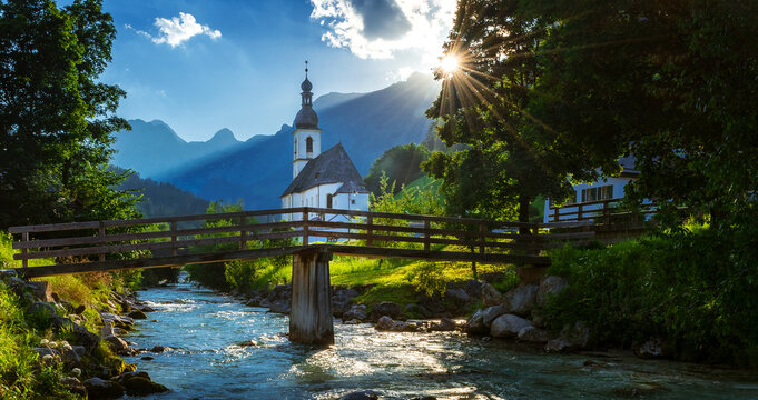 Abendstimmung an der Kirche Sankt Sebastian im Malerwinkel von Ramsau bei Berchtesgaden in Bayern, Deutschland
