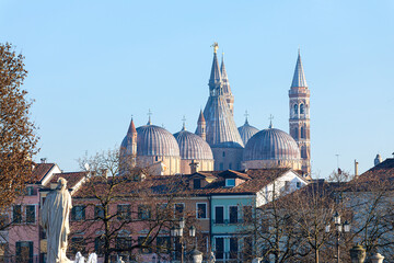 Le cupole della basilica di Sant Antonio di Padova emmergono dalla città