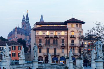 Le cupole della basilica di Sant Antonio di Padova emmergono dalla città