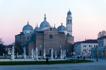 Fototapeta na wymiar La Basilica Santa giustina di Padova, Italia