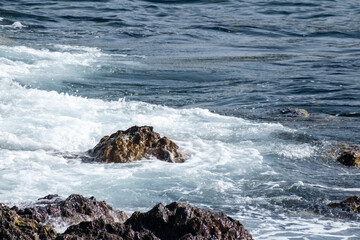 Naklejka premium waves on the rocks