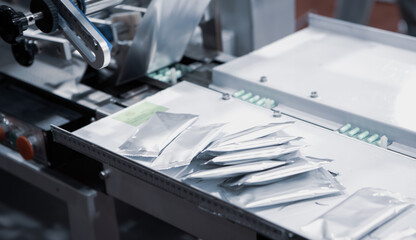 Capsule blister packaging machine in pharmaceutical industrial - obrazy, fototapety, plakaty