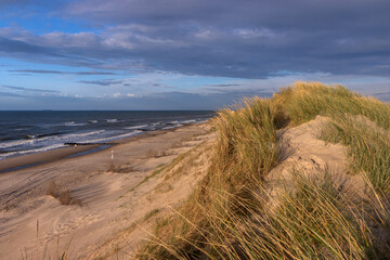 Fototapeta na wymiar Traumhafte Dünen am schönen Strand von Gammel Skagen in Nordjütland.