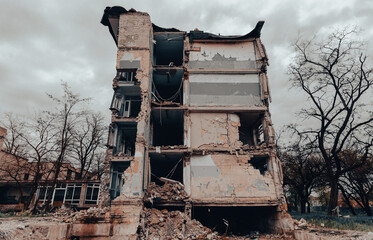 Fototapeta premium destroyed school building in Ukraine