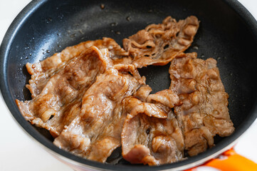 フライパン焼く牛バラ肉