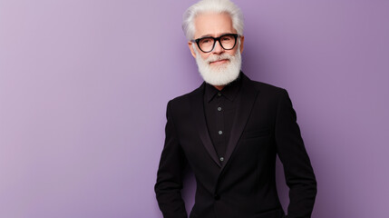Retrato de um homem sênior de óculos em pé com os braços cruzados isolados sobre fundo violeta - obrazy, fototapety, plakaty