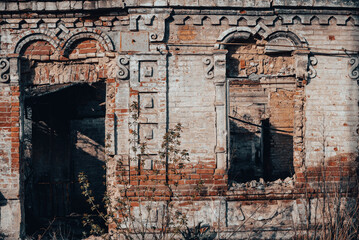 Obraz premium empty windows of a damaged house in Ukraine