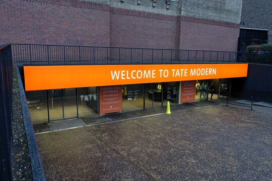Welcome entrance sign for the Tate Modern art gallery
