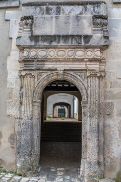 Ancienne porte de l'h&ocirc;tel de Br&eacute;mond d'Ars &agrave; Cognac, Charente-Maritime