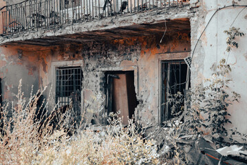 Fototapeta na wymiar destroyed houses in an abandoned city without people in Ukraine