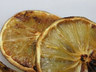 Zbliżenie na przypalone plastry bergamotki