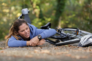 woman has hurt her wrist after falling from her bicycle