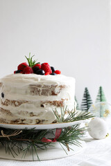 Tradizionale pandoro o panettone natalizio italiano con panna e frutti di bosco su sfondo bianco...