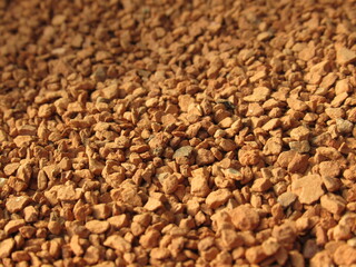 Zbliżenie na ziarenka potłuczonej ceramiki stosowanej jako podłoże Antuka