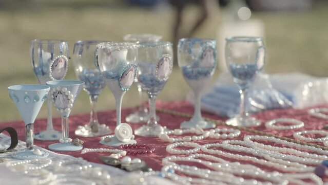 Copas en mesa con collares.