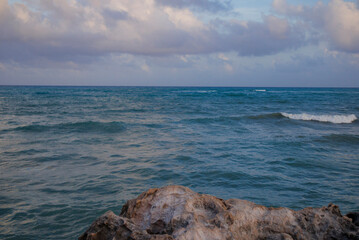 vista del oleaje en el mar desde la costa