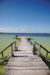 Fototapeta na wymiar laguna color turquesa Kaan Luum, con cenote dentro de la laguna ubicada cerca de tulum.