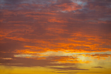 Obraz premium Beautiful idyllic sky at dawn with strong yellow and orange colors