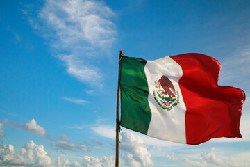 bandera de México con un cielo azul de fondo