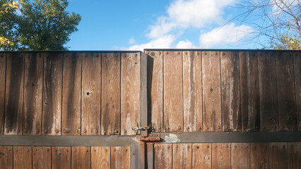 Puerta de tablones de madera en casa rural