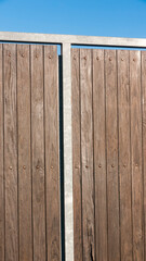 Puerta de tablones de madera en casa rural