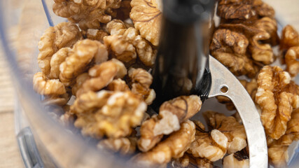 Walnut in blender, Grinding walnut kernels in blender, the process of chopping nuts in a blender