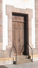 Puerta de iglesia rural 