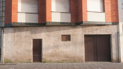 Volumenes en edificio de ladrillo y bajo rústico