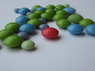 Zbliżenie na kolorowe pastylki czekoladowe