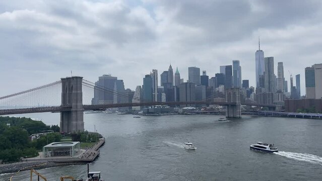 The Brooklyn Bridge which links the boroughs of Manhattan and Brooklyn in New York City (USA) and is over the East River.