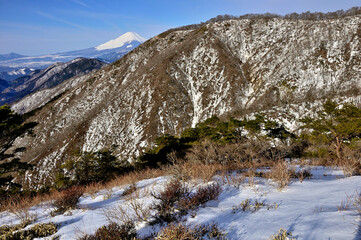 Fototapeta na wymiar 冬の富士山と丹沢山地　塔ノ岳の大倉尾根より望む 