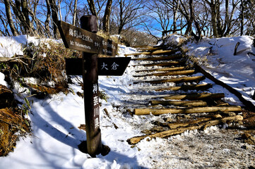 冬の丹沢山地　雪景色の塔ノ岳　金冷し
