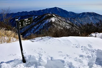 Fotobehang 厳冬の丹沢山地　雪の塔ノ岳山頂より大山と表尾根を望む  © Green Cap 55