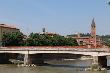 Fototapeta premium Blick in die Historische Altstadt von Verona in Italien 