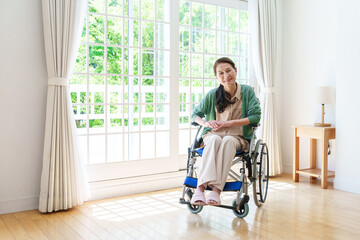 車椅子に乗った中高年の女性のポートレート