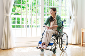 車椅子に乗った中高年の女性