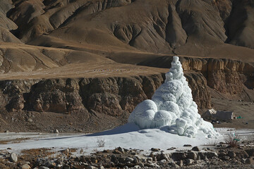 Glacier pyramide artificiel au Ladakh (Himalaya indien)