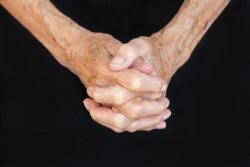 Die H&auml;nde einer betenden alten Frau