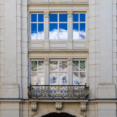 Fototapeta na wymiar Spiegelung in den Fenstern der Hofburg in Innsbruck