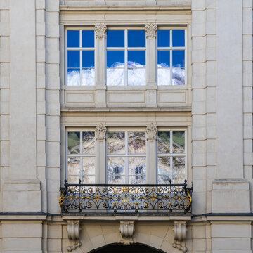 Spiegelung in den Fenstern der Hofburg in Innsbruck