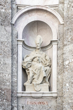 Statue St. Albuin an der Fassade vom Innsbrucker Dom 