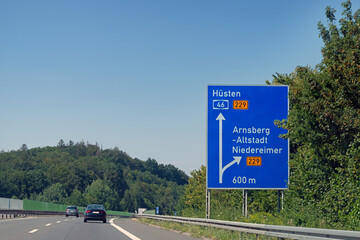 Verkehrsschild auf Autobahn a46 in Richtung Hüsten