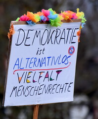 Schild: "Demokratie ist alternativlos. Vielfalt. Menschenrechte" © thauwald-pictures