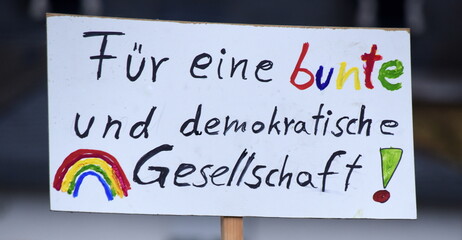 Schild: "Für eine bunte und demokratische Gesellschaft!"